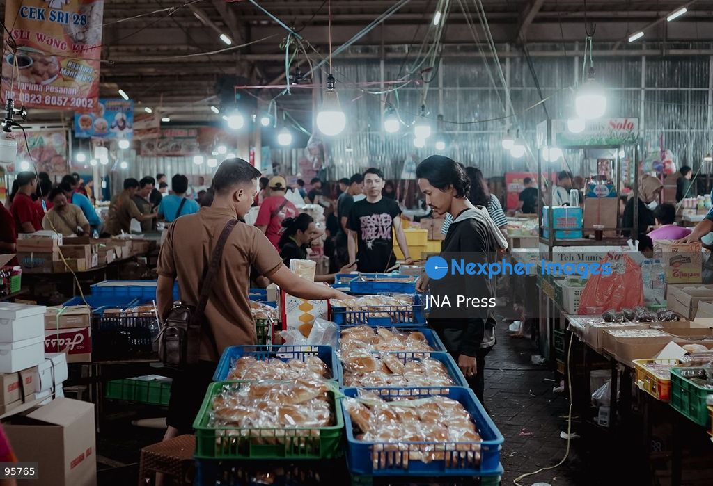 JAKARTA, INDONESIA, SEPTEMBER 22, 2026: Vendors arrange traditional cakes and other foods as shoppers move through Pasar Kue Subuh Senen during the early morning hours in Jakarta. The market is known for its pre-dawn trade in traditional Indonesian snacks and baked goods, serving shoppers and small-scale food businesses as part of the capital’s daily commercial life. Photo by Muhamad Ridwan/ JNA Press. (Photo by Muhamad ridwan/JNA Press via Nexpher Images)