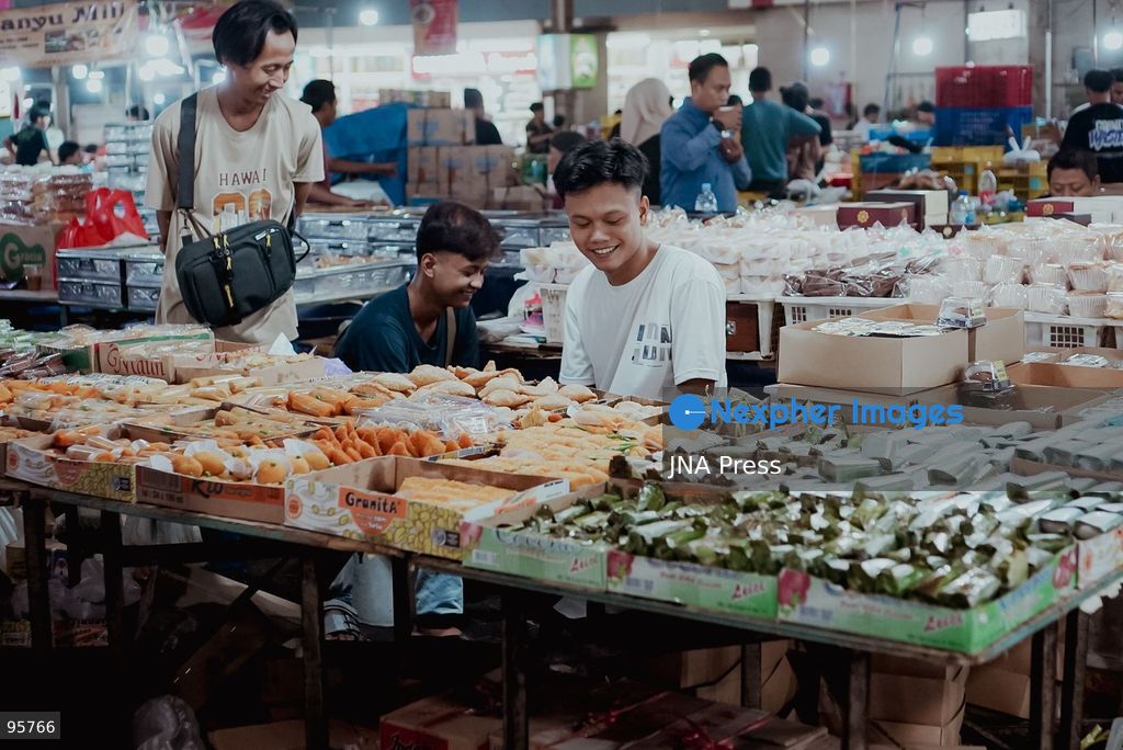 JAKARTA, INDONESIA, SEPTEMBER 22, 2026: Vendors arrange traditional cakes and other foods as shoppers move through Pasar Kue Subuh Senen during the early morning hours in Jakarta. The market is known for its pre-dawn trade in traditional Indonesian snacks and baked goods, serving shoppers and small-scale food businesses as part of the capital’s daily commercial life. Photo by Muhamad Ridwan/ JNA Press. (Photo by Muhamad ridwan/JNA Press via Nexpher Images)