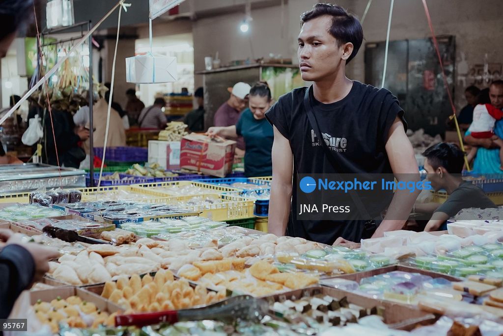 JAKARTA, INDONESIA, SEPTEMBER 22, 2026: Vendors arrange traditional cakes and other foods as shoppers move through Pasar Kue Subuh Senen during the early morning hours in Jakarta. The market is known for its pre-dawn trade in traditional Indonesian snacks and baked goods, serving shoppers and small-scale food businesses as part of the capital’s daily commercial life. Photo by Muhamad Ridwan/ JNA Press. (Photo by Muhamad ridwan/JNA Press via Nexpher Images)