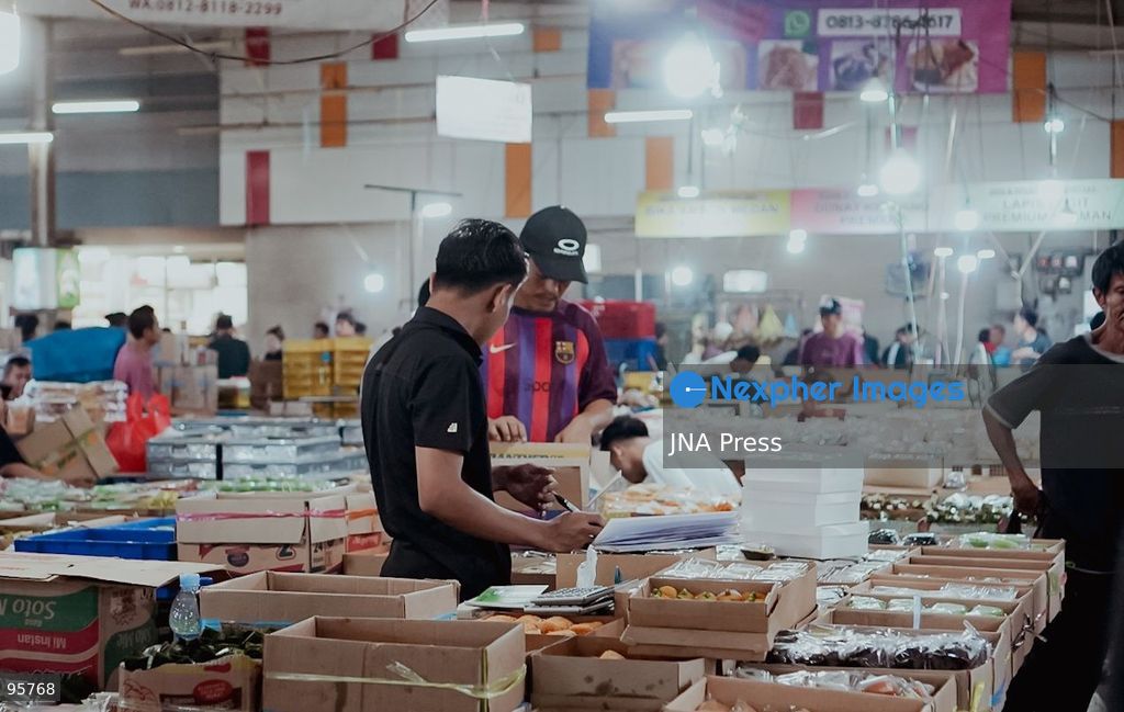 JAKARTA, INDONESIA, SEPTEMBER 22, 2026: Vendors arrange traditional cakes and other foods as shoppers move through Pasar Kue Subuh Senen during the early morning hours in Jakarta. The market is known for its pre-dawn trade in traditional Indonesian snacks and baked goods, serving shoppers and small-scale food businesses as part of the capital’s daily commercial life. Photo by Muhamad Ridwan/ JNA Press. (Photo by Muhamad ridwan/JNA Press via Nexpher Images)