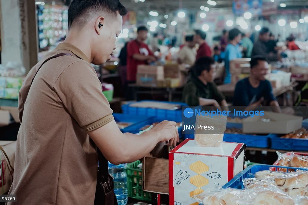 JAKARTA, INDONESIA, SEPTEMBER 22, 2026: Vendors arrange traditional cakes and other foods as shoppers move through Pasar Kue Subuh Senen during the early morning hours in Jakarta. The market is known for its pre-dawn trade in traditional Indonesian snacks and baked goods, serving shoppers and small-scale food businesses as part of the capital’s daily commercial life. Photo by Muhamad Ridwan/ JNA Press. (Photo by Muhamad ridwan/JNA Press via Nexpher Images)