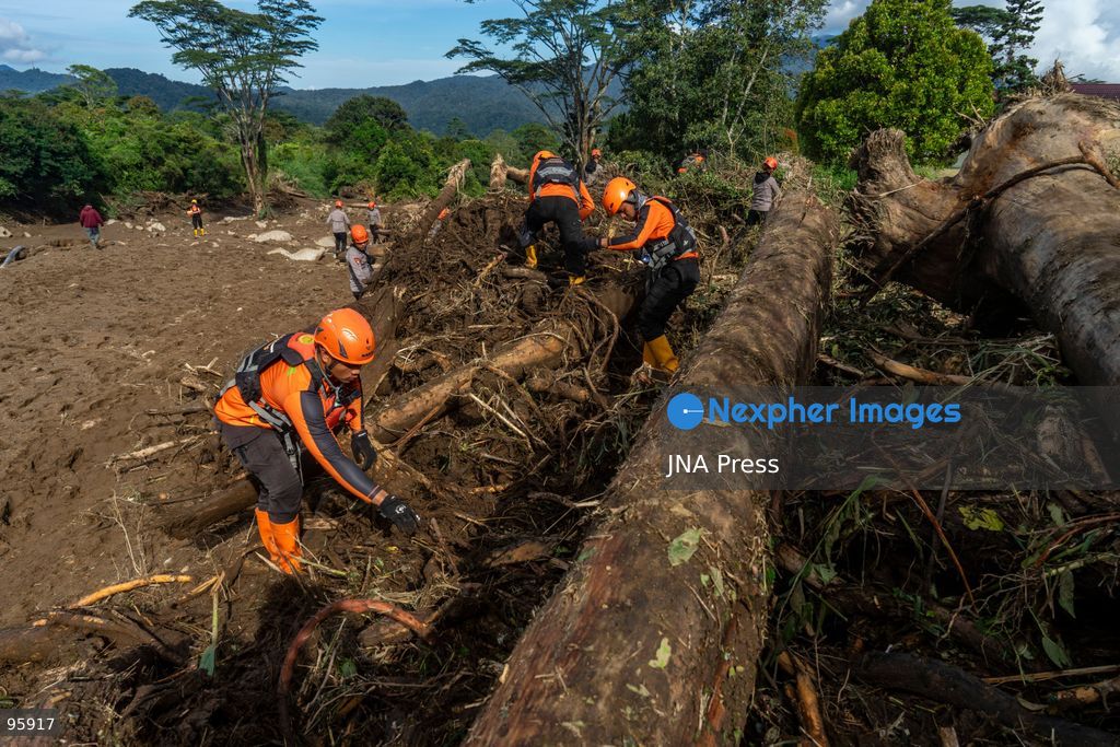 SOLOK, WEST SUMATRA, INDONESIA, SEPTEMBER 23, 2026: Members of a joint search and rescue team comb an area affected by flash flooding in Arosuka, Solok, West Sumatra, as operations continue to locate a missing resident. Search teams from Indonesia’s National Search and Rescue Agency (BASARNAS), working alongside local residents, are searching for 59-year-old Agusral, who was reported missing after being swept away by floodwaters on September 21. Search efforts focused on several locations along the path of flood debris and a nearby river. Photo by Wawan Kurniawan / JNA Press. (Photo by Wawan Kurniawan/JNA Press via Nexpher Images)