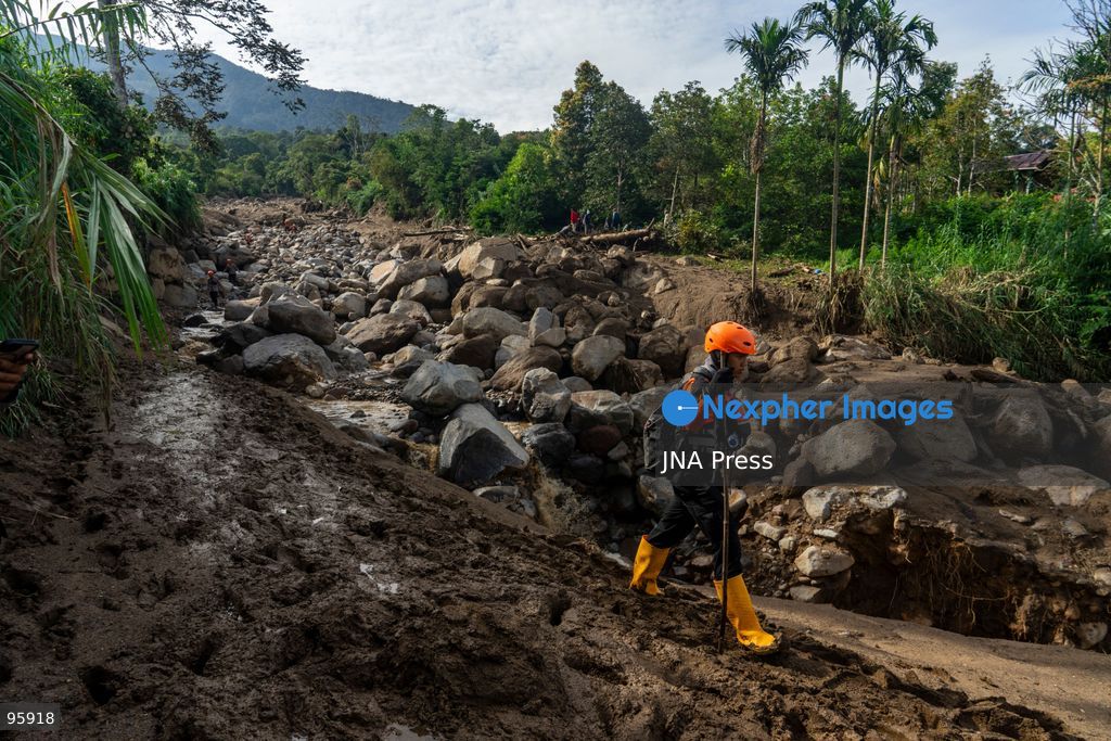 SOLOK, WEST SUMATRA, INDONESIA, SEPTEMBER 23, 2026: Members of a joint search and rescue team comb an area affected by flash flooding in Arosuka, Solok, West Sumatra, as operations continue to locate a missing resident. Search teams from Indonesia’s National Search and Rescue Agency (BASARNAS), working alongside local residents, are searching for 59-year-old Agusral, who was reported missing after being swept away by floodwaters on September 21. Search efforts focused on several locations along the path of flood debris and a nearby river. Photo by Wawan Kurniawan / JNA Press. (Photo by Wawan Kurniawan/JNA Press via Nexpher Images)