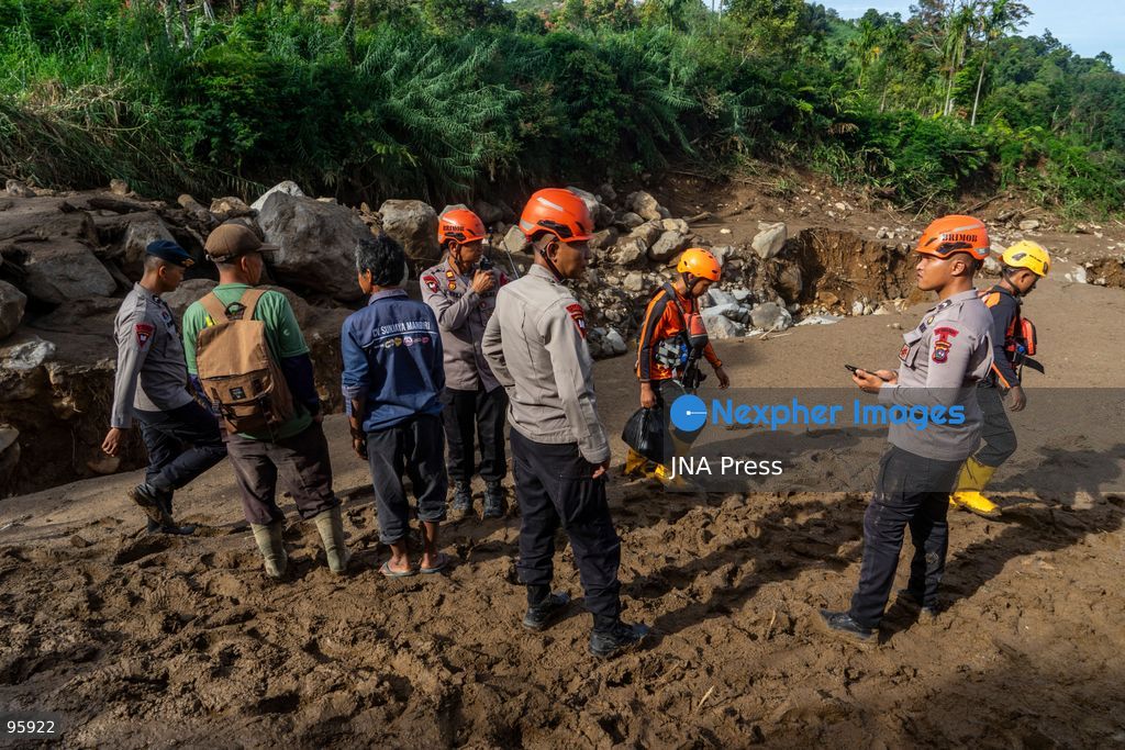 SOLOK, WEST SUMATRA, INDONESIA, SEPTEMBER 23, 2026: Members of a joint search and rescue team comb an area affected by flash flooding in Arosuka, Solok, West Sumatra, as operations continue to locate a missing resident. Search teams from Indonesia’s National Search and Rescue Agency (BASARNAS), working alongside local residents, are searching for 59-year-old Agusral, who was reported missing after being swept away by floodwaters on September 21. Search efforts focused on several locations along the path of flood debris and a nearby river. Photo by Wawan Kurniawan / JNA Press. (Photo by Wawan Kurniawan/JNA Press via Nexpher Images)