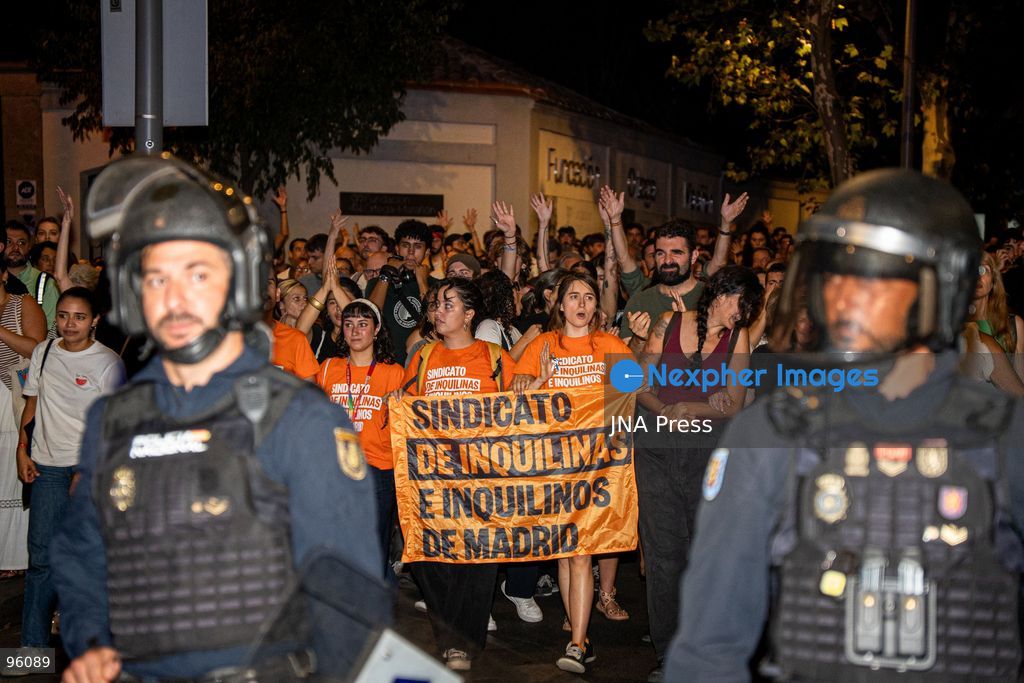 MADRID, SPAIN, SEPTEMBER 23, 2026: Police confront demonstrators during a protest in Madrid following the eviction of 87-year-old Maricarmen Abascal from the home where she had lived for more than 70 years. Around 10,000 people joined the demonstration, according to the Government Delegation in Madrid, before protesters moved toward Paseo de la Castellana and blocked traffic. Police used riot-control measures, including rubber projectiles, as officers attempted to clear demonstrators from the roadway. Photo by Víctor Sanjuan / JNA Press (Photo by Victor Sanjuan Cardeña/JNA Press via Nexpher Images)