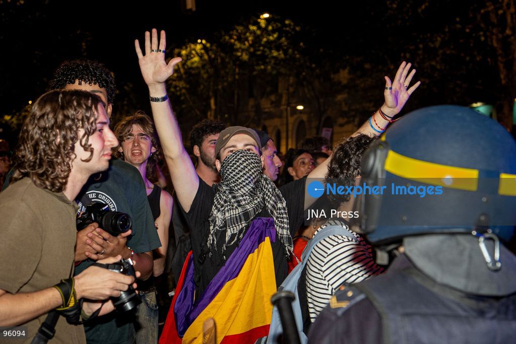 MADRID, SPAIN, SEPTEMBER 23, 2026: Police confront demonstrators during a protest in Madrid following the eviction of 87-year-old Maricarmen Abascal from the home where she had lived for more than 70 years. Around 10,000 people joined the demonstration, according to the Government Delegation in Madrid, before protesters moved toward Paseo de la Castellana and blocked traffic. Police used riot-control measures, including rubber projectiles, as officers attempted to clear demonstrators from the roadway. Photo by Víctor Sanjuan / JNA Press (Photo by Victor Sanjuan Cardeña/JNA Press via Nexpher Images)