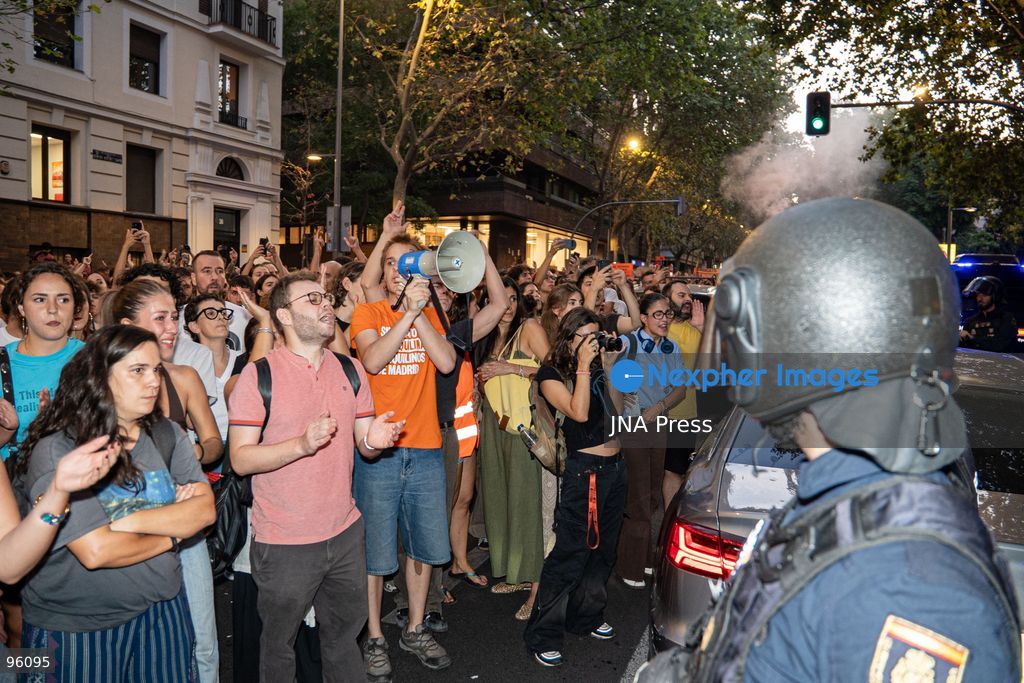 MADRID, SPAIN, SEPTEMBER 23, 2026: Police confront demonstrators during a protest in Madrid following the eviction of 87-year-old Maricarmen Abascal from the home where she had lived for more than 70 years. Around 10,000 people joined the demonstration, according to the Government Delegation in Madrid, before protesters moved toward Paseo de la Castellana and blocked traffic. Police used riot-control measures, including rubber projectiles, as officers attempted to clear demonstrators from the roadway. Photo by Víctor Sanjuan / JNA Press (Photo by Victor Sanjuan Cardeña/JNA Press via Nexpher Images)