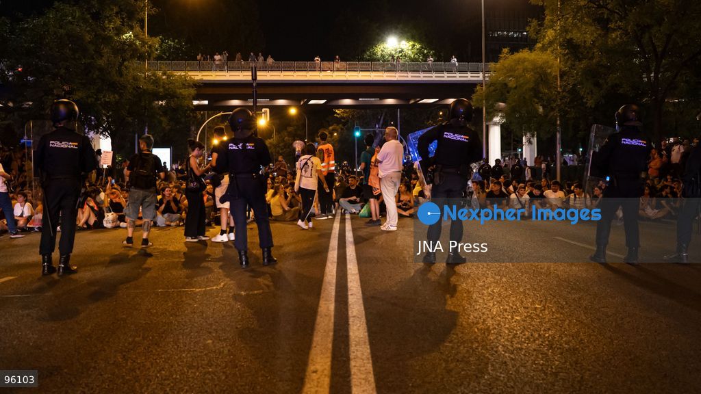 MADRID, SPAIN, SEPTEMBER 23, 2026: Police confront demonstrators during a protest in Madrid following the eviction of 87-year-old Maricarmen Abascal from the home where she had lived for more than 70 years. Around 10,000 people joined the demonstration, according to the Government Delegation in Madrid, before protesters moved toward Paseo de la Castellana and blocked traffic. Police used riot-control measures, including rubber projectiles, as officers attempted to clear demonstrators from the roadway. Photo by Víctor Sanjuan / JNA Press (Photo by Victor Sanjuan Cardeña/JNA Press via Nexpher Images)