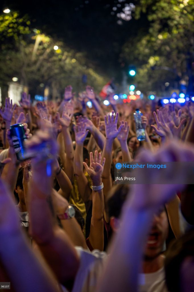 MADRID, SPAIN, SEPTEMBER 23, 2026: Police confront demonstrators during a protest in Madrid following the eviction of 87-year-old Maricarmen Abascal from the home where she had lived for more than 70 years. Around 10,000 people joined the demonstration, according to the Government Delegation in Madrid, before protesters moved toward Paseo de la Castellana and blocked traffic. Police used riot-control measures, including rubber projectiles, as officers attempted to clear demonstrators from the roadway. Photo by Víctor Sanjuan / JNA Press (Photo by Victor Sanjuan Cardeña/JNA Press via Nexpher Images)