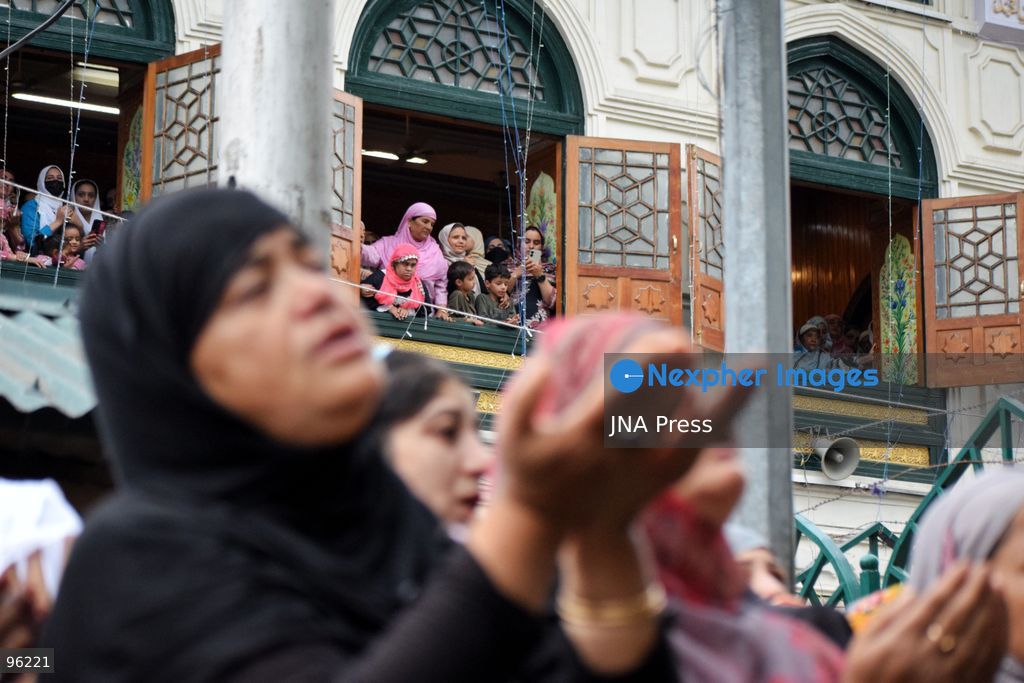 SRINAGAR, INDIAN-ADMINISTERED KASHMIR, SEPTEMBER 24, 2026: Muslim devotees gather for prayers and Ziyarat at the Dastgeer Sahib Shrine in Srinagar during the annual Urs observance of Sheikh Abdul Qadir Jeelani. Hundreds of worshippers attended special prayers and religious rituals at the shrine to mark the occasion. Photo by Ubaid Mukhtar / JNA Press. (Photo by Ubaid Mukhtar/JNA Press via Nexpher Images)