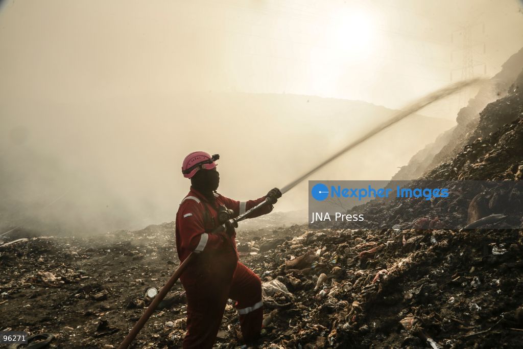 SOLO, CENTRAL JAVA, INDONESIA, SEPTEMBER 24, 2026: Firefighters work to extinguish flames at the Putri Cempo landfill in Solo, Central Java, after the fire flared up again in sections of the waste disposal site. The landfill has been burning since September 2, with renewed fires reported in blocks B, C and D as emergency crews continue efforts to contain the blaze. Photo by Yoma Times / JNA Press. (Photo by Yoma Times Suryadi/JNA Press via Nexpher Images)