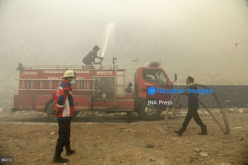 SOLO, CENTRAL JAVA, INDONESIA, SEPTEMBER 24, 2026: Firefighters work to extinguish flames at the Putri Cempo landfill in Solo, Central Java, after the fire flared up again in sections of the waste disposal site. The landfill has been burning since September 2, with renewed fires reported in blocks B, C and D as emergency crews continue efforts to contain the blaze. Photo by Yoma Times / JNA Press. (Photo by Yoma Times Suryadi/JNA Press via Nexpher Images)