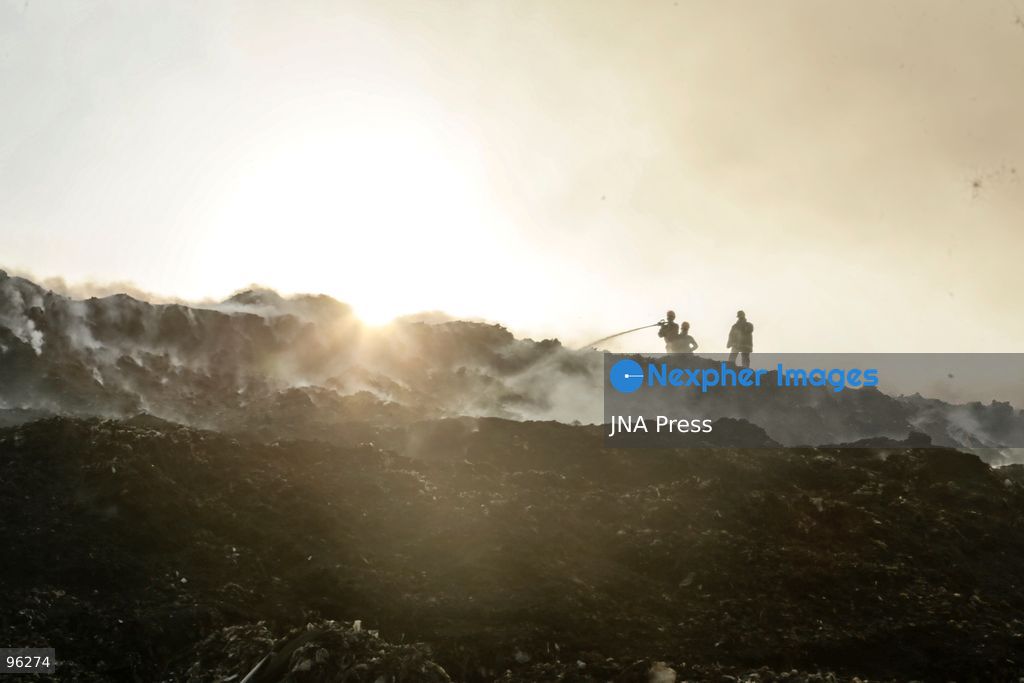 SOLO, CENTRAL JAVA, INDONESIA, SEPTEMBER 24, 2026: Firefighters work to extinguish flames at the Putri Cempo landfill in Solo, Central Java, after the fire flared up again in sections of the waste disposal site. The landfill has been burning since September 2, with renewed fires reported in blocks B, C and D as emergency crews continue efforts to contain the blaze. Photo by Yoma Times / JNA Press. (Photo by Yoma Times Suryadi/JNA Press via Nexpher Images)