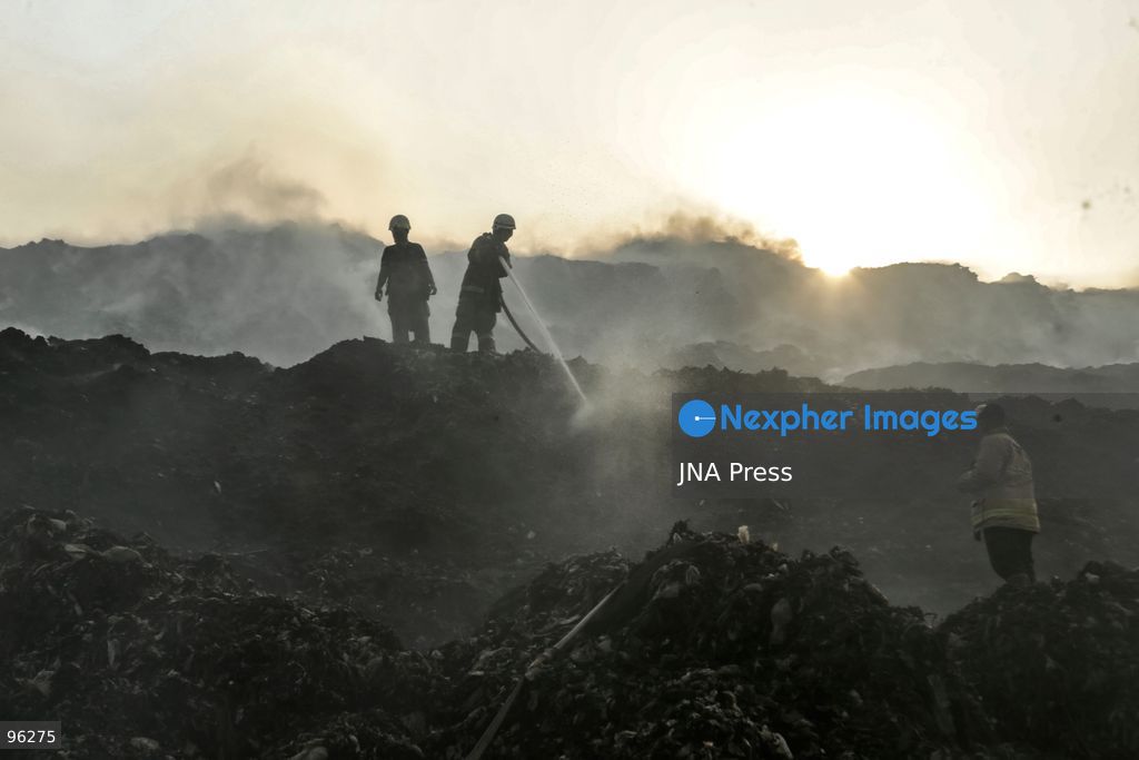 SOLO, CENTRAL JAVA, INDONESIA, SEPTEMBER 24, 2026: Firefighters work to extinguish flames at the Putri Cempo landfill in Solo, Central Java, after the fire flared up again in sections of the waste disposal site. The landfill has been burning since September 2, with renewed fires reported in blocks B, C and D as emergency crews continue efforts to contain the blaze. Photo by Yoma Times / JNA Press. (Photo by Yoma Times Suryadi/JNA Press via Nexpher Images)