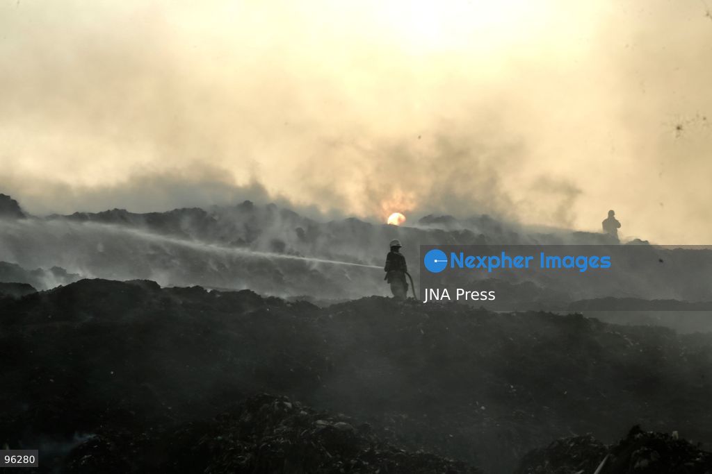 SOLO, CENTRAL JAVA, INDONESIA, SEPTEMBER 24, 2026: Firefighters work to extinguish flames at the Putri Cempo landfill in Solo, Central Java, after the fire flared up again in sections of the waste disposal site. The landfill has been burning since September 2, with renewed fires reported in blocks B, C and D as emergency crews continue efforts to contain the blaze. Photo by Yoma Times / JNA Press. (Photo by Yoma Times Suryadi/JNA Press via Nexpher Images)