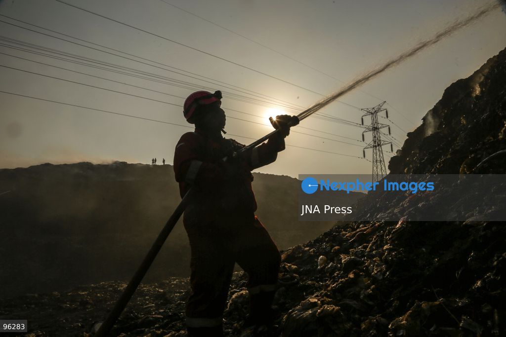 SOLO, CENTRAL JAVA, INDONESIA, SEPTEMBER 24, 2026: Firefighters work to extinguish flames at the Putri Cempo landfill in Solo, Central Java, after the fire flared up again in sections of the waste disposal site. The landfill has been burning since September 2, with renewed fires reported in blocks B, C and D as emergency crews continue efforts to contain the blaze. Photo by Yoma Times / JNA Press. (Photo by Yoma Times Suryadi/JNA Press via Nexpher Images)