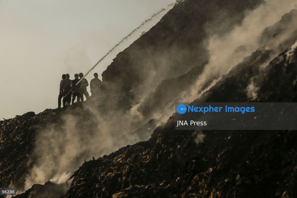 SOLO, CENTRAL JAVA, INDONESIA, SEPTEMBER 24, 2026: Firefighters work to extinguish flames at the Putri Cempo landfill in Solo, Central Java, after the fire flared up again in sections of the waste disposal site. The landfill has been burning since September 2, with renewed fires reported in blocks B, C and D as emergency crews continue efforts to contain the blaze. Photo by Yoma Times / JNA Press. (Photo by Yoma Times Suryadi/JNA Press via Nexpher Images)