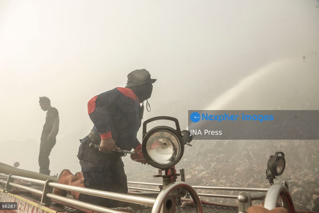 SOLO, CENTRAL JAVA, INDONESIA, SEPTEMBER 24, 2026: Firefighters work to extinguish flames at the Putri Cempo landfill in Solo, Central Java, after the fire flared up again in sections of the waste disposal site. The landfill has been burning since September 2, with renewed fires reported in blocks B, C and D as emergency crews continue efforts to contain the blaze. Photo by Yoma Times / JNA Press. (Photo by Yoma Times Suryadi/JNA Press via Nexpher Images)