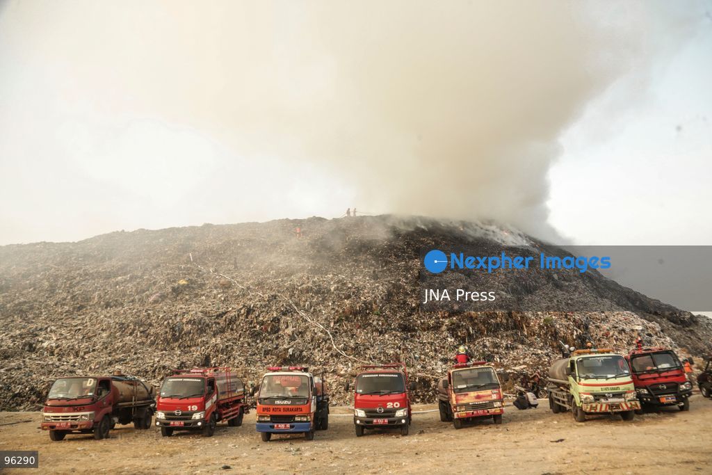 SOLO, CENTRAL JAVA, INDONESIA, SEPTEMBER 24, 2026: Firefighters work to extinguish flames at the Putri Cempo landfill in Solo, Central Java, after the fire flared up again in sections of the waste disposal site. The landfill has been burning since September 2, with renewed fires reported in blocks B, C and D as emergency crews continue efforts to contain the blaze. Photo by Yoma Times / JNA Press. (Photo by Yoma Times Suryadi/JNA Press via Nexpher Images)