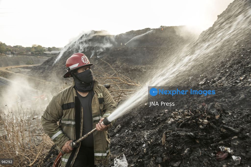SOLO, CENTRAL JAVA, INDONESIA, SEPTEMBER 24, 2026: Firefighters work to extinguish flames at the Putri Cempo landfill in Solo, Central Java, after the fire flared up again in sections of the waste disposal site. The landfill has been burning since September 2, with renewed fires reported in blocks B, C and D as emergency crews continue efforts to contain the blaze. Photo by Yoma Times / JNA Press. (Photo by Yoma Times Suryadi/JNA Press via Nexpher Images)