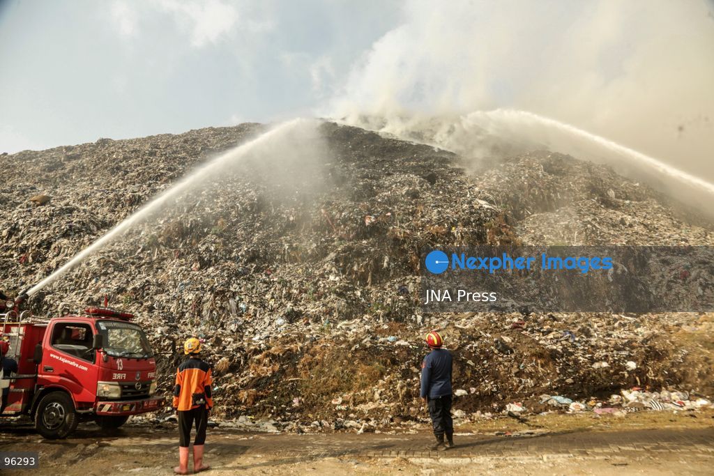 SOLO, CENTRAL JAVA, INDONESIA, SEPTEMBER 24, 2026: Firefighters work to extinguish flames at the Putri Cempo landfill in Solo, Central Java, after the fire flared up again in sections of the waste disposal site. The landfill has been burning since September 2, with renewed fires reported in blocks B, C and D as emergency crews continue efforts to contain the blaze. Photo by Yoma Times / JNA Press. (Photo by Yoma Times Suryadi/JNA Press via Nexpher Images)