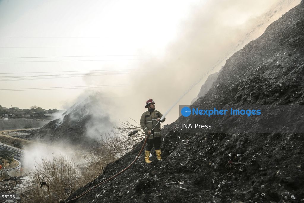 SOLO, CENTRAL JAVA, INDONESIA, SEPTEMBER 24, 2026: Firefighters work to extinguish flames at the Putri Cempo landfill in Solo, Central Java, after the fire flared up again in sections of the waste disposal site. The landfill has been burning since September 2, with renewed fires reported in blocks B, C and D as emergency crews continue efforts to contain the blaze. Photo by Yoma Times / JNA Press. (Photo by Yoma Times Suryadi/JNA Press via Nexpher Images)