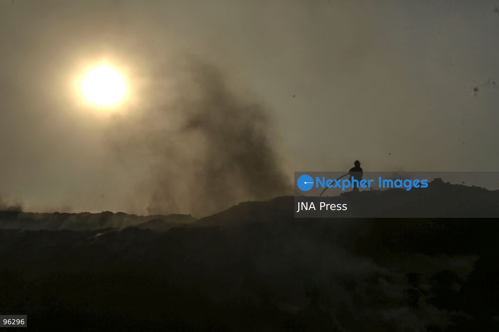 SOLO, CENTRAL JAVA, INDONESIA, SEPTEMBER 24, 2026: Firefighters work to extinguish flames at the Putri Cempo landfill in Solo, Central Java, after the fire flared up again in sections of the waste disposal site. The landfill has been burning since September 2, with renewed fires reported in blocks B, C and D as emergency crews continue efforts to contain the blaze. Photo by Yoma Times / JNA Press. (Photo by Yoma Times Suryadi/JNA Press via Nexpher Images)