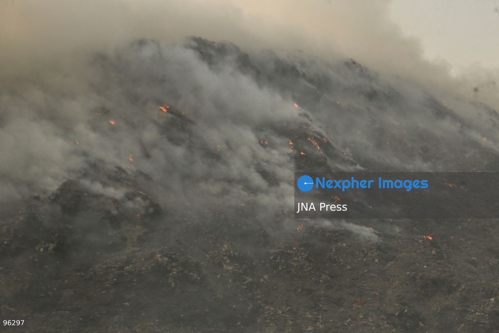 SOLO, CENTRAL JAVA, INDONESIA, SEPTEMBER 24, 2026: Firefighters work to extinguish flames at the Putri Cempo landfill in Solo, Central Java, after the fire flared up again in sections of the waste disposal site. The landfill has been burning since September 2, with renewed fires reported in blocks B, C and D as emergency crews continue efforts to contain the blaze. Photo by Yoma Times / JNA Press. (Photo by Yoma Times Suryadi/JNA Press via Nexpher Images)