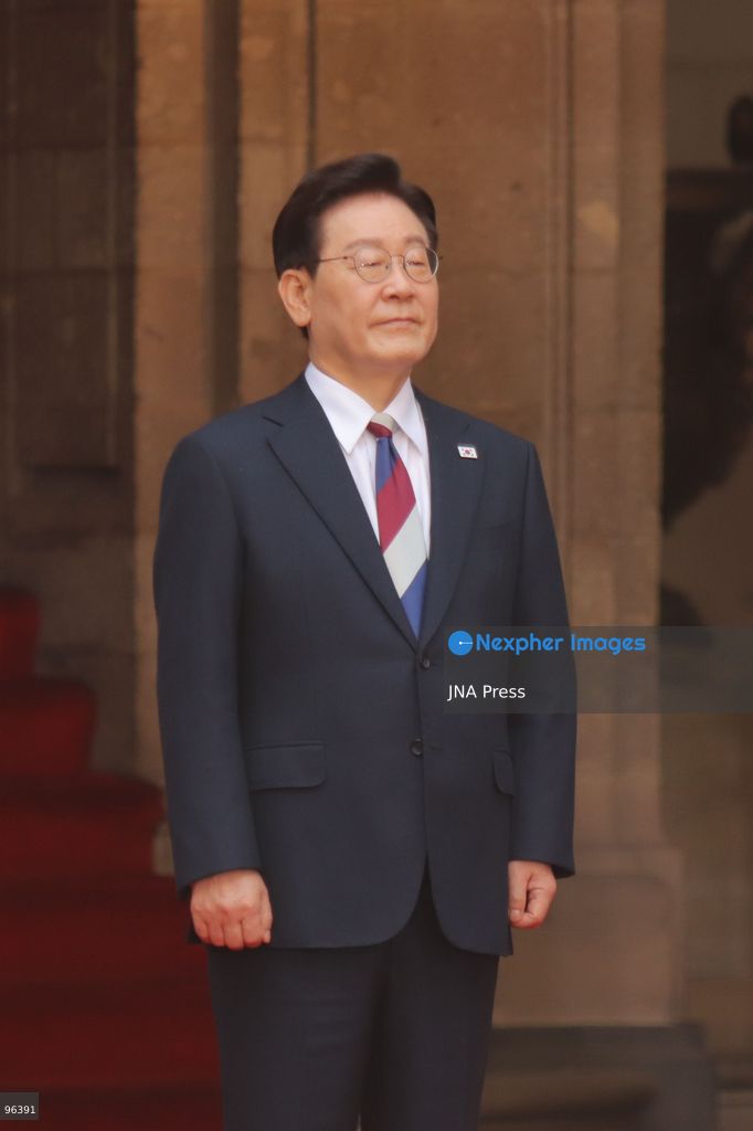 MEXICO CITY, MEXICO, SEPTEMBER 24, 2026: Mexican President Claudia Sheinbaum welcomes South Korean President Lee Jae-myung during an official ceremony at the National Palace in Mexico City. Lee is on a state visit to Mexico, where the two leaders are holding talks focused on bilateral trade, investment and cooperation between the two countries. The visit marks the first state visit by a South Korean president to Mexico in 16 years. Photo by Carlos Santiago / JNA Press. (Photo by Carlos Santiago/JNA Press via Nexpher Images)