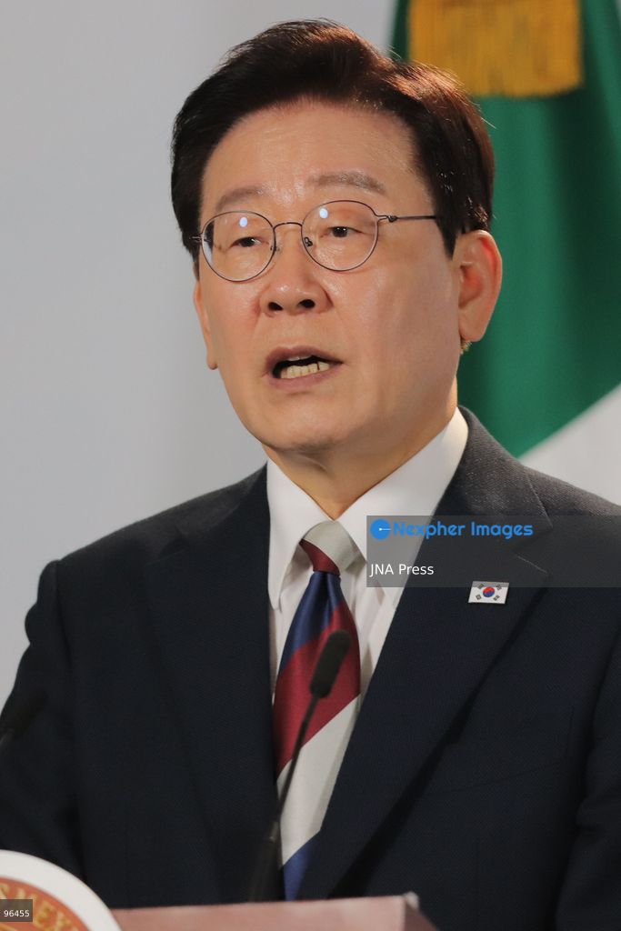MEXICO CITY, MEXICO, SEPTEMBER 24, 2026: Mexican President Claudia Sheinbaum and South Korean President Lee Jae-myung speak during a joint press conference in the Treasury Room of the National Palace in Mexico City following bilateral talks during Lee’s state visit to Mexico. Photo by Carlos Santiago / JNA Press. (Photo by Carlos Santiago/JNA Press via Nexpher Images)