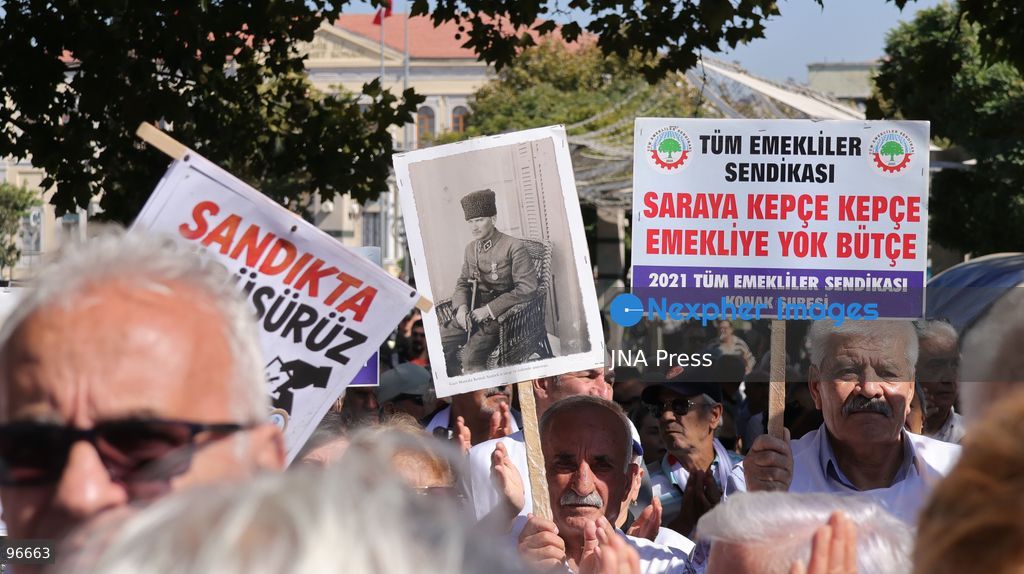 IZMIR, TURKEY, SEPTEMBER 25, 2026: Retirees march and demonstrate near the Social Security Institution (SGK) in the Konak district of Izmir, calling for an across-the-board increase in pensions as they protest rising living costs and what they describe as inadequate retirement income. The demonstration was part of coordinated actions by retirees in cities across Turkey demanding improved pensions and living conditions. Photo by Turgay KIlic / JNA Press. (Photo by Turgay Kilic/JNA Press via Nexpher Images)