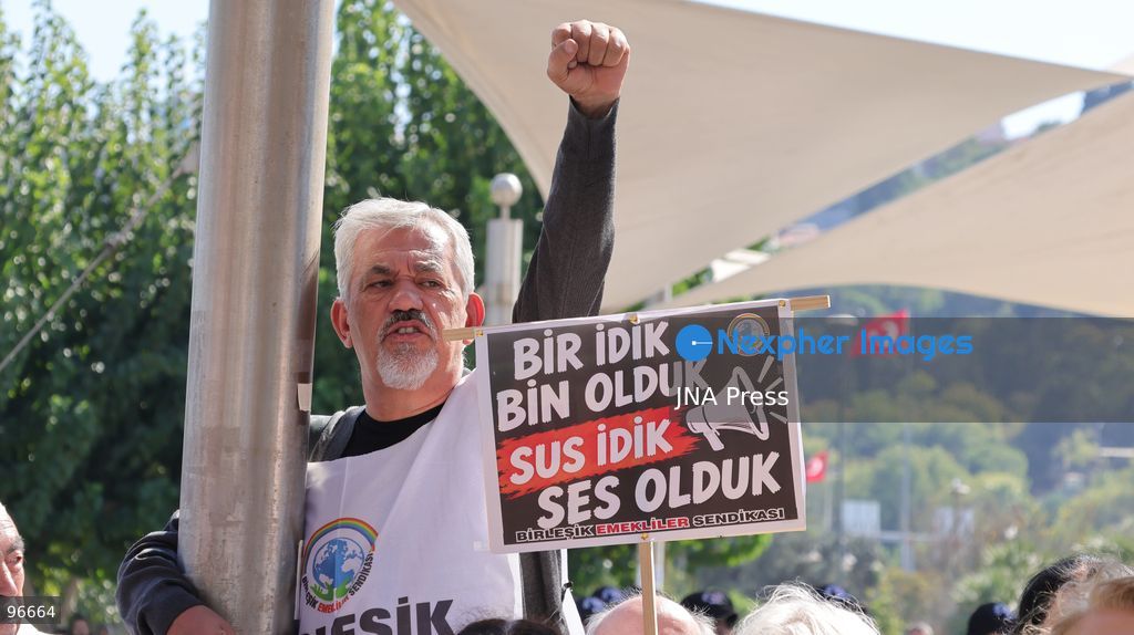 IZMIR, TURKEY, SEPTEMBER 25, 2026: Retirees march and demonstrate near the Social Security Institution (SGK) in the Konak district of Izmir, calling for an across-the-board increase in pensions as they protest rising living costs and what they describe as inadequate retirement income. The demonstration was part of coordinated actions by retirees in cities across Turkey demanding improved pensions and living conditions. Photo by Turgay KIlic / JNA Press. (Photo by Turgay Kilic/JNA Press via Nexpher Images)