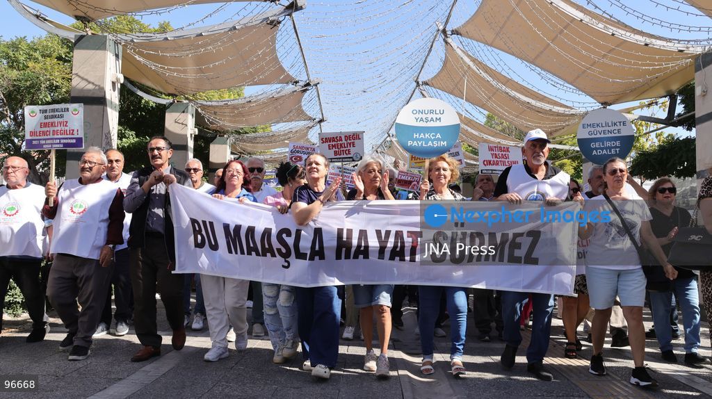 IZMIR, TURKEY, SEPTEMBER 25, 2026: Retirees march and demonstrate near the Social Security Institution (SGK) in the Konak district of Izmir, calling for an across-the-board increase in pensions as they protest rising living costs and what they describe as inadequate retirement income. The demonstration was part of coordinated actions by retirees in cities across Turkey demanding improved pensions and living conditions. Photo by Turgay KIlic / JNA Press. (Photo by Turgay Kilic/JNA Press via Nexpher Images)