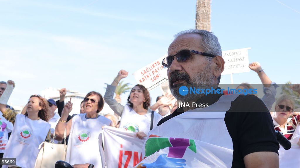 IZMIR, TURKEY, SEPTEMBER 25, 2026: Retirees march and demonstrate near the Social Security Institution (SGK) in the Konak district of Izmir, calling for an across-the-board increase in pensions as they protest rising living costs and what they describe as inadequate retirement income. The demonstration was part of coordinated actions by retirees in cities across Turkey demanding improved pensions and living conditions. Photo by Turgay KIlic / JNA Press. (Photo by Turgay Kilic/JNA Press via Nexpher Images)