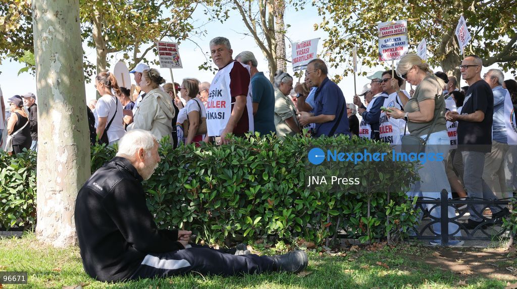 IZMIR, TURKEY, SEPTEMBER 25, 2026: Retirees march and demonstrate near the Social Security Institution (SGK) in the Konak district of Izmir, calling for an across-the-board increase in pensions as they protest rising living costs and what they describe as inadequate retirement income. The demonstration was part of coordinated actions by retirees in cities across Turkey demanding improved pensions and living conditions. Photo by Turgay KIlic / JNA Press. (Photo by Turgay Kilic/JNA Press via Nexpher Images)