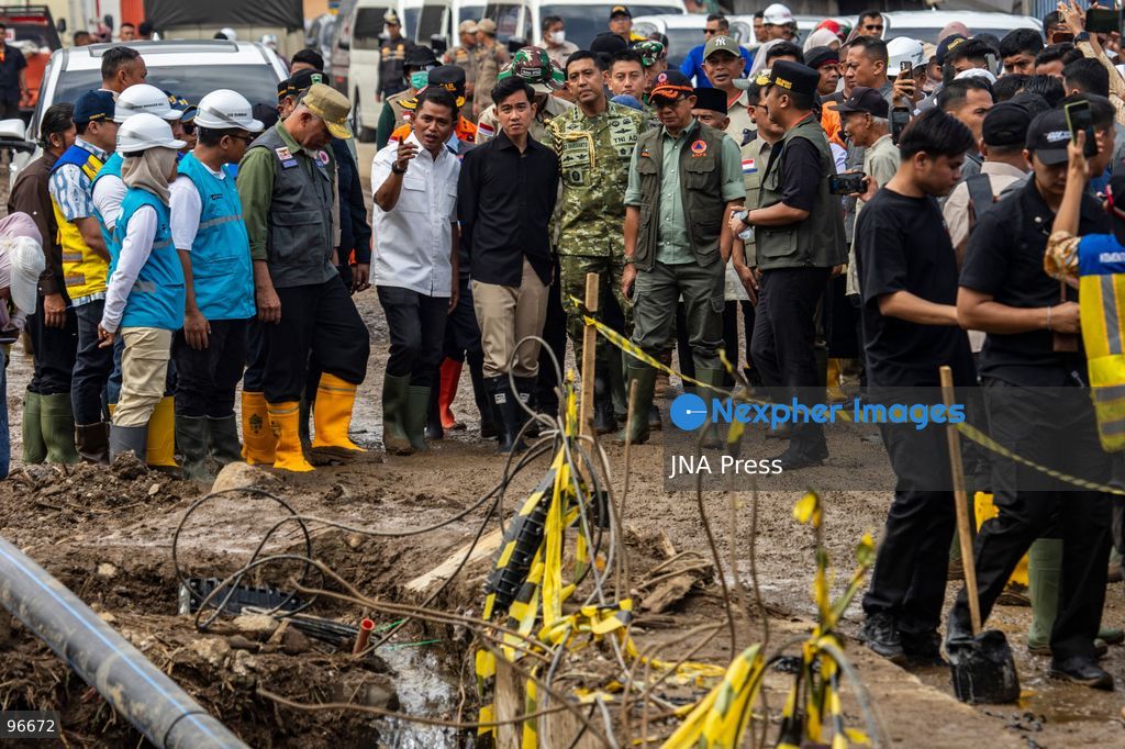 SOLOK, WEST SUMATRA, INDONESIA, SEPTEMBER 25, 2026: Indonesian Vice President Gibran Rakabuming Raka inspects infrastructure and public facilities damaged by flash floods in Arosuka, Solok Regency, West Sumatra. During the visit, Gibran called for the rapid restoration of damaged roads, bridges and public services, stressing that access routes should be made safe to restore residents’ mobility and facilitate aid distribution. The flash floods struck the area on September 21, damaging homes, public facilities and infrastructure. Photo by Wawan Kurniawan / JNA Press. (Photo by Wawan Kurniawan/JNA Press via Nexpher Images)