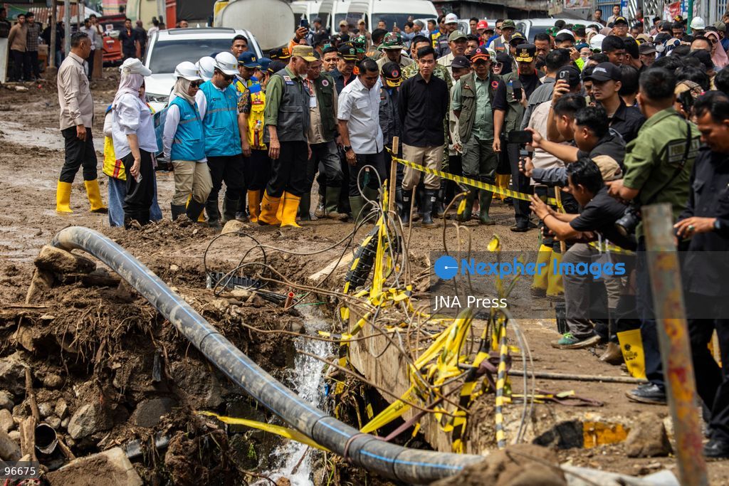 SOLOK, WEST SUMATRA, INDONESIA, SEPTEMBER 25, 2026: Indonesian Vice President Gibran Rakabuming Raka inspects infrastructure and public facilities damaged by flash floods in Arosuka, Solok Regency, West Sumatra. During the visit, Gibran called for the rapid restoration of damaged roads, bridges and public services, stressing that access routes should be made safe to restore residents’ mobility and facilitate aid distribution. The flash floods struck the area on September 21, damaging homes, public facilities and infrastructure. Photo by Wawan Kurniawan / JNA Press. (Photo by Wawan Kurniawan/JNA Press via Nexpher Images)