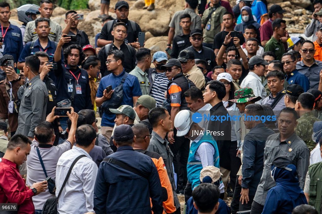 SOLOK, WEST SUMATRA, INDONESIA, SEPTEMBER 25, 2026: Indonesian Vice President Gibran Rakabuming Raka inspects infrastructure and public facilities damaged by flash floods in Arosuka, Solok Regency, West Sumatra. During the visit, Gibran called for the rapid restoration of damaged roads, bridges and public services, stressing that access routes should be made safe to restore residents’ mobility and facilitate aid distribution. The flash floods struck the area on September 21, damaging homes, public facilities and infrastructure. Photo by Wawan Kurniawan / JNA Press. (Photo by Wawan Kurniawan/JNA Press via Nexpher Images)