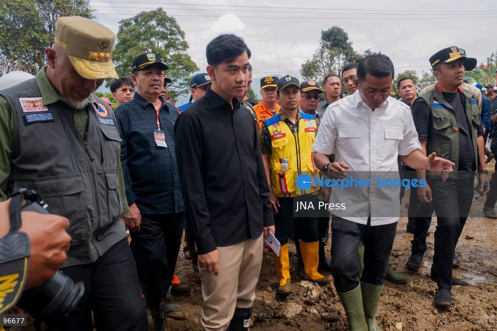 SOLOK, WEST SUMATRA, INDONESIA, SEPTEMBER 25, 2026: Indonesian Vice President Gibran Rakabuming Raka inspects infrastructure and public facilities damaged by flash floods in Arosuka, Solok Regency, West Sumatra. During the visit, Gibran called for the rapid restoration of damaged roads, bridges and public services, stressing that access routes should be made safe to restore residents’ mobility and facilitate aid distribution. The flash floods struck the area on September 21, damaging homes, public facilities and infrastructure. Photo by Wawan Kurniawan / JNA Press. (Photo by Wawan Kurniawan/JNA Press via Nexpher Images)