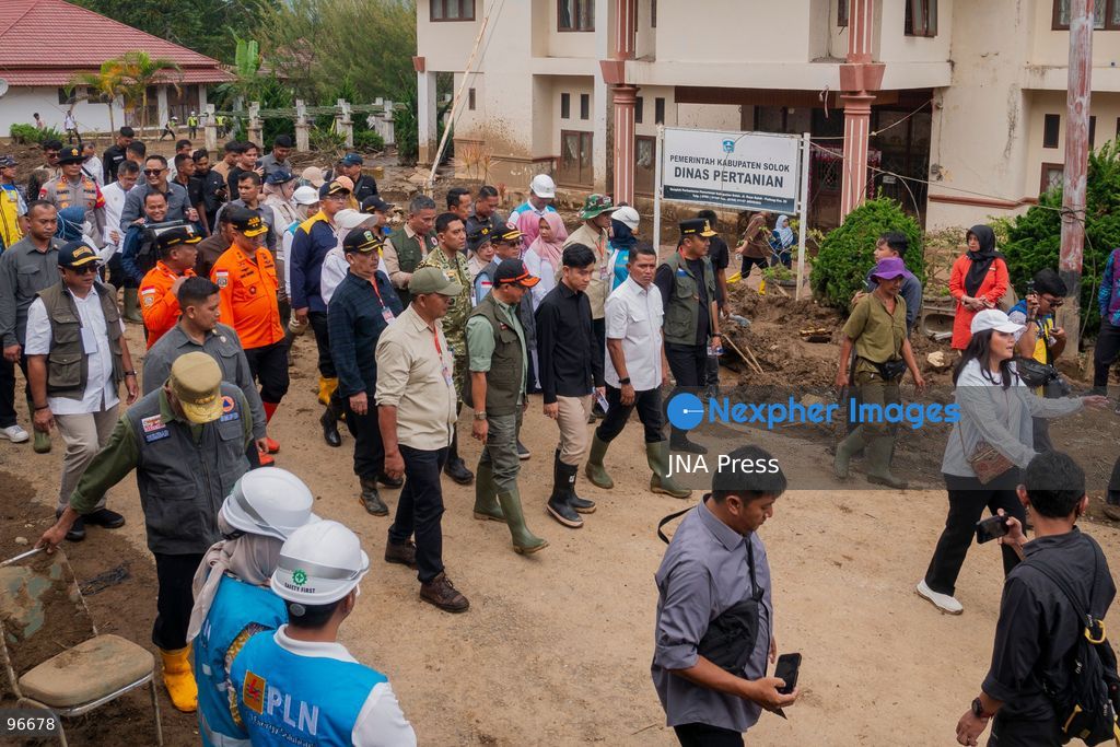 SOLOK, WEST SUMATRA, INDONESIA, SEPTEMBER 25, 2026: Indonesian Vice President Gibran Rakabuming Raka inspects infrastructure and public facilities damaged by flash floods in Arosuka, Solok Regency, West Sumatra. During the visit, Gibran called for the rapid restoration of damaged roads, bridges and public services, stressing that access routes should be made safe to restore residents’ mobility and facilitate aid distribution. The flash floods struck the area on September 21, damaging homes, public facilities and infrastructure. Photo by Wawan Kurniawan / JNA Press. (Photo by Wawan Kurniawan/JNA Press via Nexpher Images)