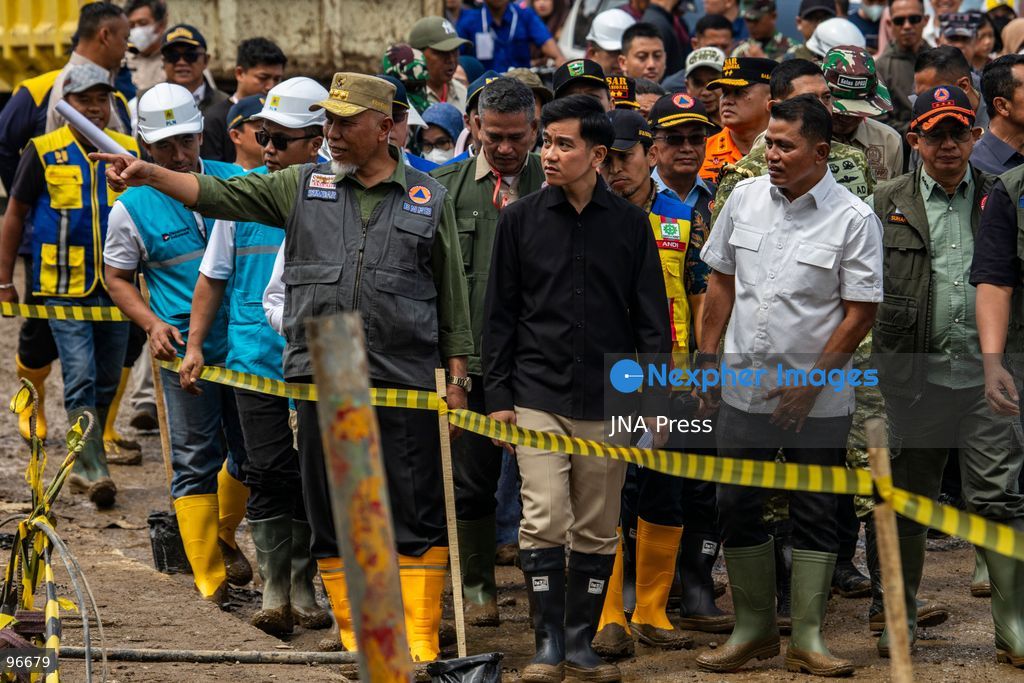 SOLOK, WEST SUMATRA, INDONESIA, SEPTEMBER 25, 2026: Indonesian Vice President Gibran Rakabuming Raka inspects infrastructure and public facilities damaged by flash floods in Arosuka, Solok Regency, West Sumatra. During the visit, Gibran called for the rapid restoration of damaged roads, bridges and public services, stressing that access routes should be made safe to restore residents’ mobility and facilitate aid distribution. The flash floods struck the area on September 21, damaging homes, public facilities and infrastructure. Photo by Wawan Kurniawan / JNA Press. (Photo by Wawan Kurniawan/JNA Press via Nexpher Images)