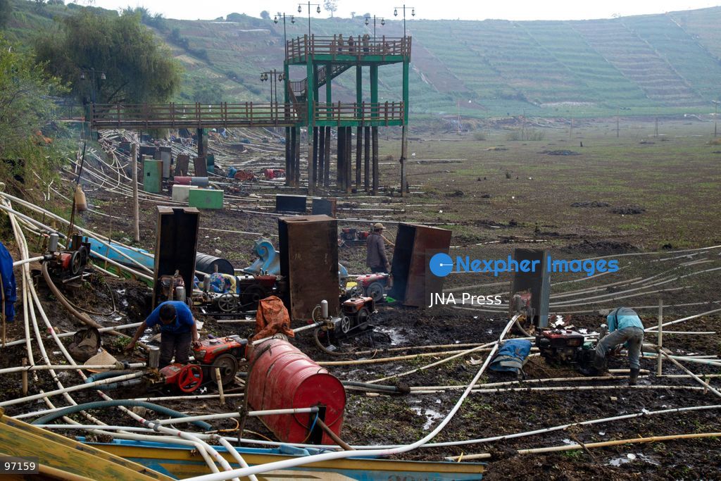 BANJARNEGARA, CENTRAL JAVA, INDONESIA, SEPTEMBER 26, 2026: Farmers use diesel-powered pumps and long hoses to draw water from Telaga Merdada for nearby farmland in Banjarnegara Regency, Central Java. The water level at the lake has dropped by approximately three meters over the past three months, increasing the need for farmers to pump water to irrigate agricultural land. Photo by Topen Anggara/ JNA Press. (Photo by Topen Anggara Saputra/JNA Press via Nexpher Images)