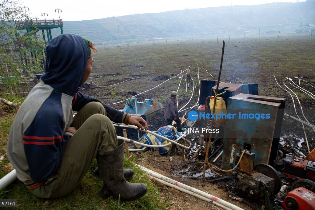 BANJARNEGARA, CENTRAL JAVA, INDONESIA, SEPTEMBER 26, 2026: Farmers use diesel-powered pumps and long hoses to draw water from Telaga Merdada for nearby farmland in Banjarnegara Regency, Central Java. The water level at the lake has dropped by approximately three meters over the past three months, increasing the need for farmers to pump water to irrigate agricultural land. Photo by Topen Anggara/ JNA Press. (Photo by Topen Anggara Saputra/JNA Press via Nexpher Images)