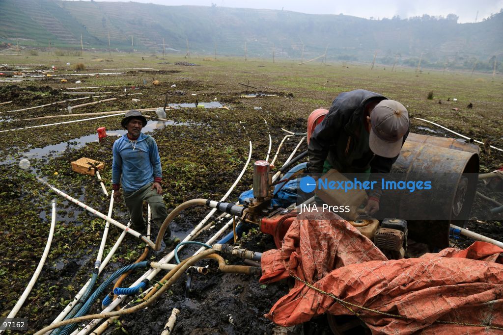 BANJARNEGARA, CENTRAL JAVA, INDONESIA, SEPTEMBER 26, 2026: Farmers use diesel-powered pumps and long hoses to draw water from Telaga Merdada for nearby farmland in Banjarnegara Regency, Central Java. The water level at the lake has dropped by approximately three meters over the past three months, increasing the need for farmers to pump water to irrigate agricultural land. Photo by Topen Anggara/ JNA Press. (Photo by Topen Anggara Saputra/JNA Press via Nexpher Images)