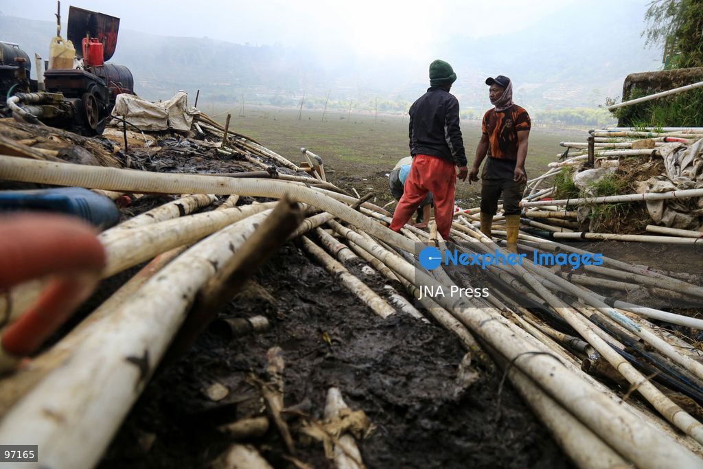 BANJARNEGARA, CENTRAL JAVA, INDONESIA, SEPTEMBER 26, 2026: Farmers use diesel-powered pumps and long hoses to draw water from Telaga Merdada for nearby farmland in Banjarnegara Regency, Central Java. The water level at the lake has dropped by approximately three meters over the past three months, increasing the need for farmers to pump water to irrigate agricultural land. Photo by Topen Anggara/ JNA Press. (Photo by Topen Anggara Saputra/JNA Press via Nexpher Images)