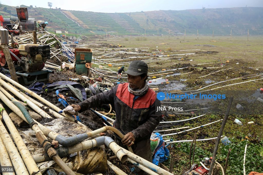 BANJARNEGARA, CENTRAL JAVA, INDONESIA, SEPTEMBER 26, 2026: Farmers use diesel-powered pumps and long hoses to draw water from Telaga Merdada for nearby farmland in Banjarnegara Regency, Central Java. The water level at the lake has dropped by approximately three meters over the past three months, increasing the need for farmers to pump water to irrigate agricultural land. Photo by Topen Anggara/ JNA Press. (Photo by Topen Anggara Saputra/JNA Press via Nexpher Images)