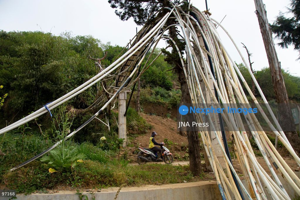 BANJARNEGARA, CENTRAL JAVA, INDONESIA, SEPTEMBER 26, 2026: Farmers use diesel-powered pumps and long hoses to draw water from Telaga Merdada for nearby farmland in Banjarnegara Regency, Central Java. The water level at the lake has dropped by approximately three meters over the past three months, increasing the need for farmers to pump water to irrigate agricultural land. Photo by Topen Anggara/ JNA Press. (Photo by Topen Anggara Saputra/JNA Press via Nexpher Images)