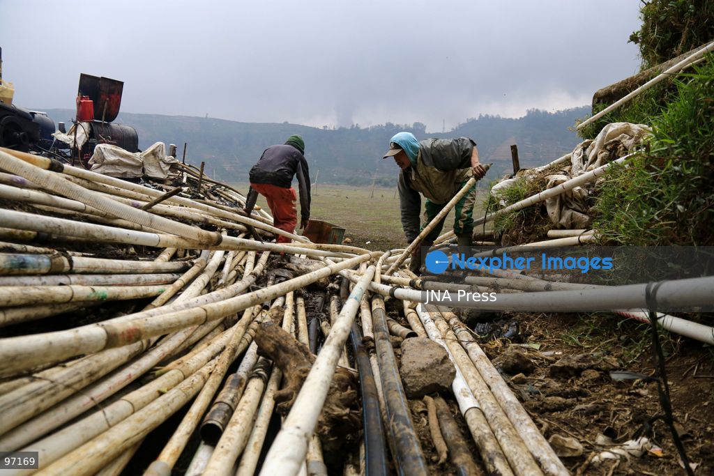 BANJARNEGARA, CENTRAL JAVA, INDONESIA, SEPTEMBER 26, 2026: Farmers use diesel-powered pumps and long hoses to draw water from Telaga Merdada for nearby farmland in Banjarnegara Regency, Central Java. The water level at the lake has dropped by approximately three meters over the past three months, increasing the need for farmers to pump water to irrigate agricultural land. Photo by Topen Anggara/ JNA Press. (Photo by Topen Anggara Saputra/JNA Press via Nexpher Images)