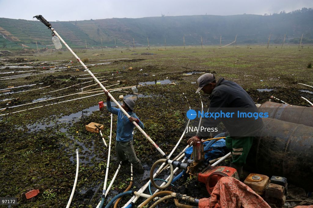 BANJARNEGARA, CENTRAL JAVA, INDONESIA, SEPTEMBER 26, 2026: Farmers use diesel-powered pumps and long hoses to draw water from Telaga Merdada for nearby farmland in Banjarnegara Regency, Central Java. The water level at the lake has dropped by approximately three meters over the past three months, increasing the need for farmers to pump water to irrigate agricultural land. Photo by Topen Anggara/ JNA Press. (Photo by Topen Anggara Saputra/JNA Press via Nexpher Images)