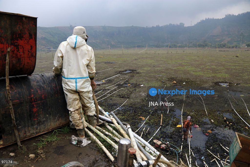 BANJARNEGARA, CENTRAL JAVA, INDONESIA, SEPTEMBER 26, 2026: Farmers use diesel-powered pumps and long hoses to draw water from Telaga Merdada for nearby farmland in Banjarnegara Regency, Central Java. The water level at the lake has dropped by approximately three meters over the past three months, increasing the need for farmers to pump water to irrigate agricultural land. Photo by Topen Anggara/ JNA Press. (Photo by Topen Anggara Saputra/JNA Press via Nexpher Images)